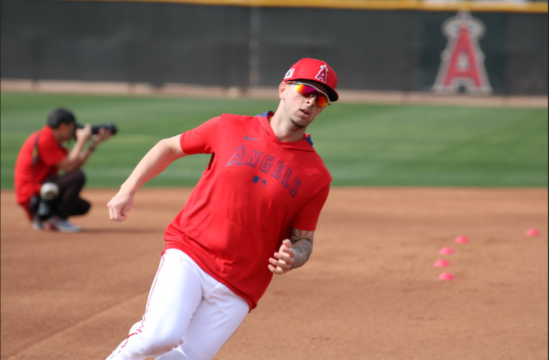 Zach Neto doing baserunning drills at Angels Spring Training feb. 17, 2025