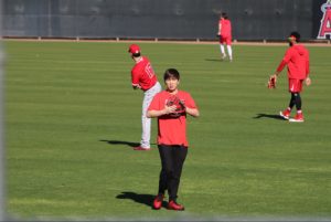 Ippei Mizuhara wearing a mitt at spring training 2020