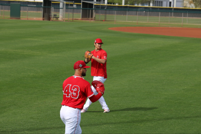 Shohei Ohtani and Patrick Sandoval warming up spring training 2022